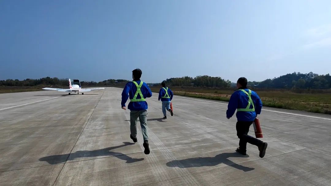 空地協(xié)同顯身手！湖南航空應(yīng)急救援隊(duì)山河機(jī)組開展特情處置應(yīng)急演練