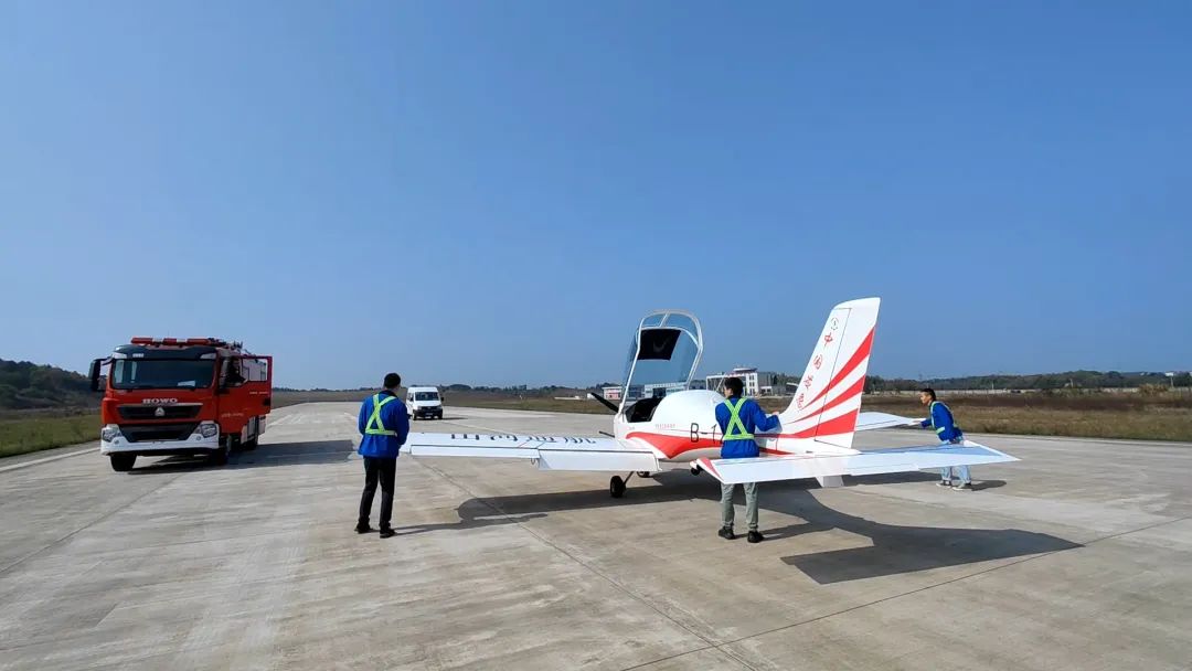 空地協(xié)同顯身手！湖南航空應(yīng)急救援隊(duì)山河機(jī)組開展特情處置應(yīng)急演練